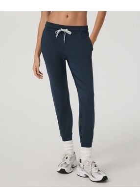 Vuori Large Women's Performance Joggers in Midnight Heather Blue